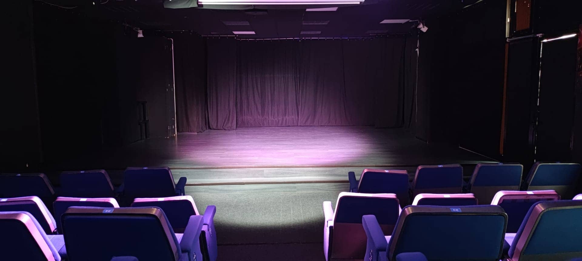 Sala con iluminación morada